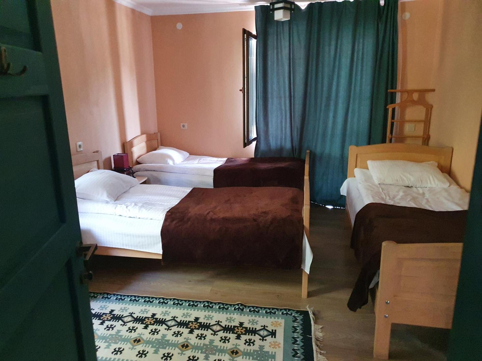 מסטיה Guesthouse Edelweiss חדר תמונה